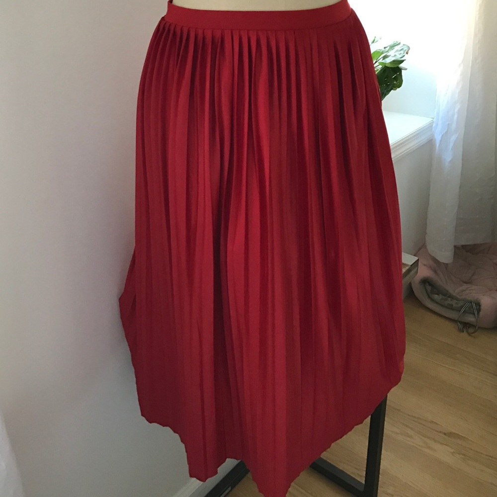 Over the knee Red plissée skirt. NWT